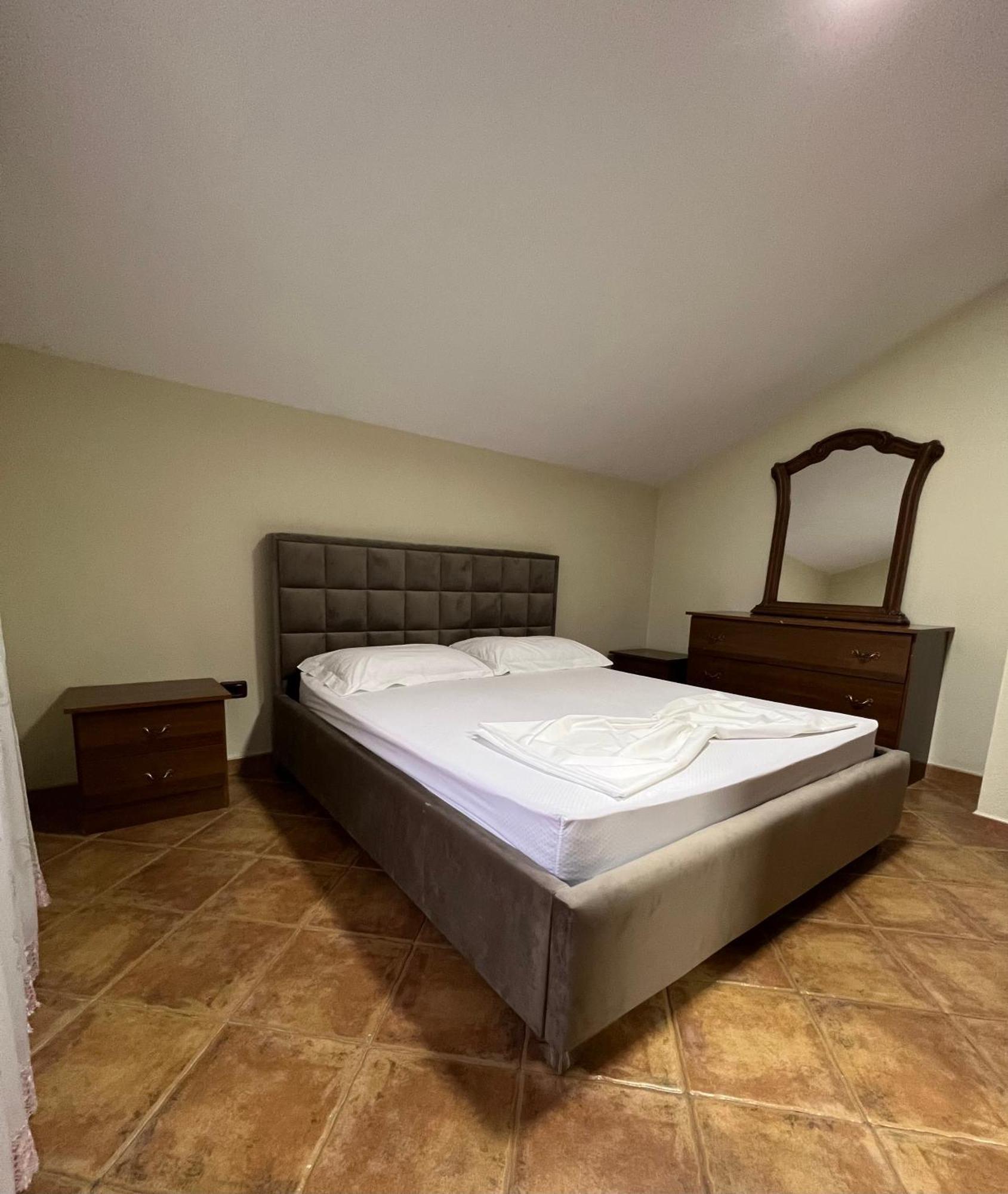 Villa Sokoli, Enjoy Sunset At This Spacious Apartment 地拉那 外观 照片
