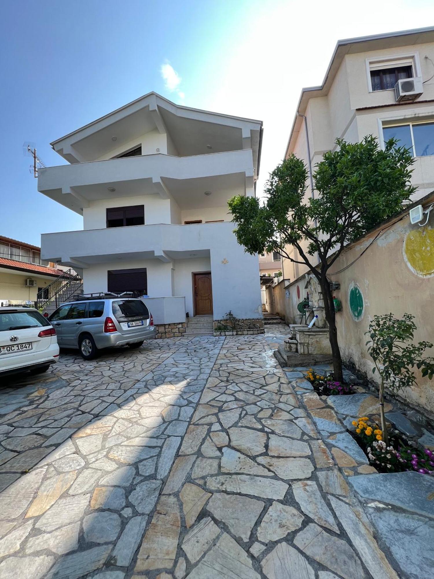 Villa Sokoli, Enjoy Sunset At This Spacious Apartment 地拉那 外观 照片